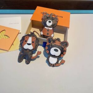 Giveaways: Keychain (random style).